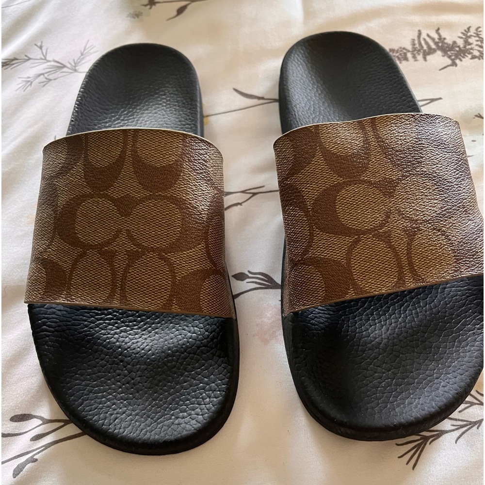 Hi 👋 I have a cute pair Coach slides!!!